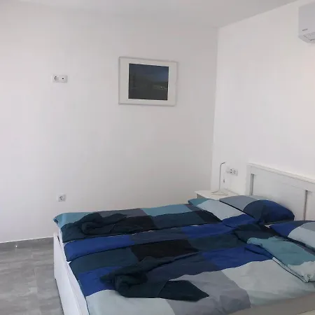 Front Apartman *